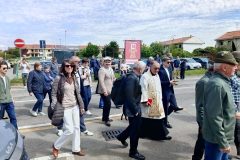 martinengo-processione-verso-centro-polifunzionale-scaled