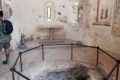battistero abbazia agliate - fonte battesimale interrato
